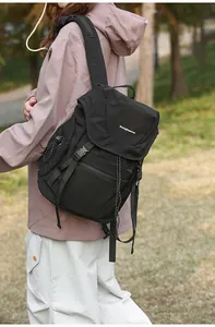 Details des wasserdichten Nylon-Rucksacks mit Schnallenverschluss und verstellbarem Kordelzug