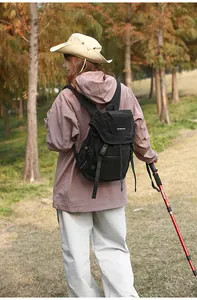 Nahaufnahme eines schwarzen Wanderrucksacks mit Schnallenverschluss und Netzseitentasche außen