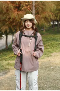 Outdoor-Wanderlook mit mokkabrauner Windjacke und großem schwarzen Wanderrucksack