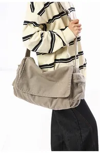 Seitenansicht einer khakifarbenen Kuriertasche aus Segeltuch mit funktionellem Reißverschluss