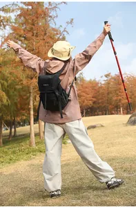 Detail eines Outdoor-Rucksacks mit abriebfestem Stoff und Schnalle am Wanderer im Wald