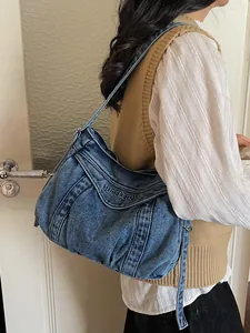 Grand sac cabas vintage en denim bleu avec design plissé et broderie