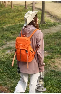 Outdoor-Campingszene mit einem leichten orangen Nylonrucksack mit Kordelzugverschluss