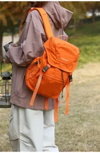 Detailansicht des leichten orangefarbenen Wanderrucksacks mit Netzseitentasche und Schnallen