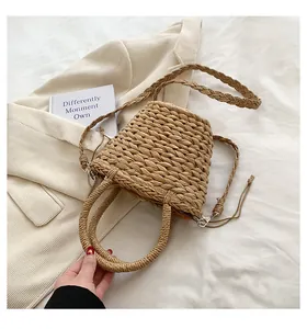 Dettaglio dell'intreccio di una borsa da spiaggia in paglia con manici tondi e fodera