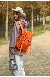 Nahaufnahme des orangefarbenen Wanderrucksacks aus wasserfestem Stoff im Freien fotografiert