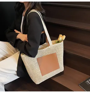 Detailansicht der großen gewebten Tragetasche mit braunem Ledergriff und minimalistischem Stil