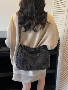 Grand sac cabas en denim noir délavé vintage pour un porté épaule décontracté quotidien