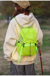 Detail eines reißfesten Nylon-Wanderrucksacks mit Seitengurten und reflektierendem Kordelzug