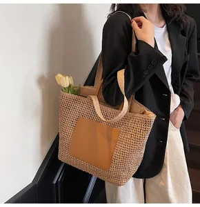 Detail der handgewebten Stroh-Tote-Bag mit quadratischem Lederpatch und Tragegriffen