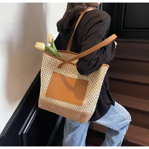 Dettaglio della borsa intrecciata con trama in paglia beige e tracolla in pelle