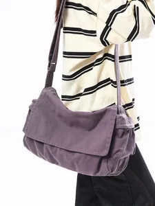 Retro lila gewaschene Canvas Umhängetasche mit verstellbarem Gurt am Modell