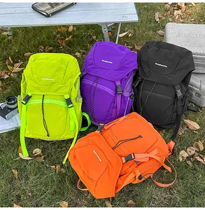 Detail eines Freizeit-Rucksacks aus wasserabweisendem Nylon mit Klickverschluss