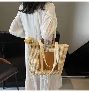 Detail der handgewebten Hohltasche mit Ledergriffen und elegantem Blumenkleid