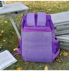 Detailansicht der atmungsaktiven Waben-Rückenplatte und der breiten Gurte des lila Rucksacks
