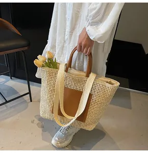 Detailansicht der Stroh-Stofftasche mit brauner Ledertasche und doppelten Griffen
