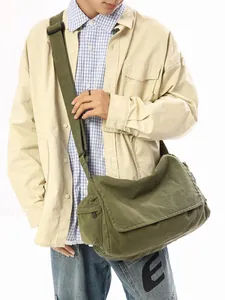 Retro armee-grüne Messenger-Bag aus gewaschenem Canvas mit verstellbarem Schultergurt
