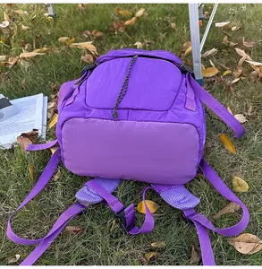 Details des lila Wanderrucksacks mit verstärktem Boden und atmungsaktiven Netz-Schultergurten