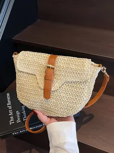 Sac Bandoulière Selle en Paille Tissée pour Femmes Simple Décontracté Plage Vacances Sac à Main Avec Sangle en Cuir PU Boucle