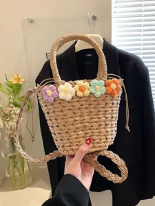 Borsa in paglia bohémien con fiori all'uncinetto colorati e tracolla per la spiaggia
