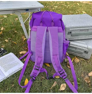 Details des lila Wanderrucksacks mit atmungsaktiven Mesh-Trägern und Rückenpolsterung