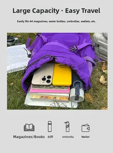 Detailansicht des lila Nylonrucksacks mit Platz für A4-Magazine und einen Laptop im Inneren