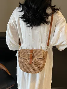Sacoche de plage en paille pour femme avec bandoulière en cuir brun et boucle dorée