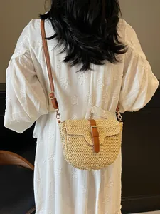 Sacoche en paille pour vacances à la plage avec bandoulière en cuir brun et boucle métal