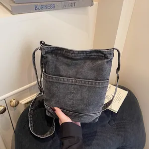 Sac seau en denim délavé rétro gris foncé avec bandoulière et poches avant
