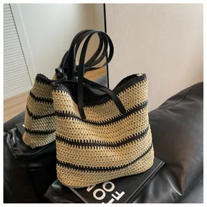 Vue détaillée du sac cabas en raphia tissé beige avec rayures noires et cuir