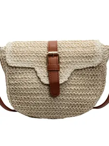 Sacoche selle minimaliste en paille tissée beige avec bandoulière en cuir pour la plage