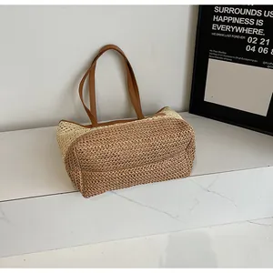 Dettaglio della trama in paglia intrecciata e doppi spallacci in pelle marrone bicolore