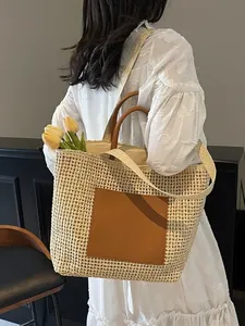 Große beige geflochtene Stroh-Tote-Bag mit braunem Lederpatch und Griffen für den Strand