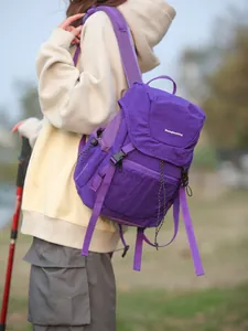 Violetter leichter Outdoor-Wanderrucksack mit großem Fassungsvermögen und Schnallen