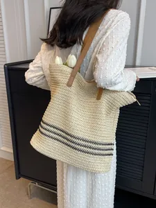 Sac cabas de plage en paille avec rayures noires et bandoulière en cuir pour l'été