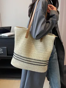 Sac cabas bohémien en paille tissée avec rayures bleu marine et bretelles en cuir marron