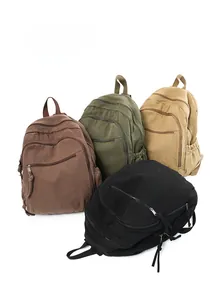 Gruppo di zaini in tela minimalisti in quattro colori con tasche multiple con cerniera