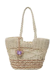 Borsa tote in paglia intrecciata beige e marrone con ciondolo a fiore e farfalla