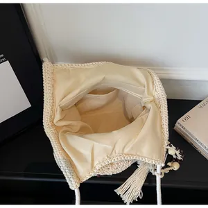 Innendetail der beige Strick-Tragetasche mit Reißverschlussfach und Perlenriemen-Textur