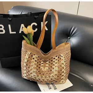 Détail du sac de plage en crochet ajouré avec tissage contrasté et anses en cuir