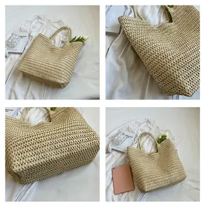 Vue détaillée du sac cabas en paille beige avec texture de tissage au crochet complexe