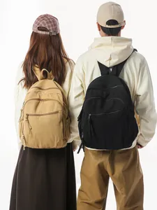 Zaino minimalista in tela kaki e nero con ampie tasche con cerniera per viaggio e scuola