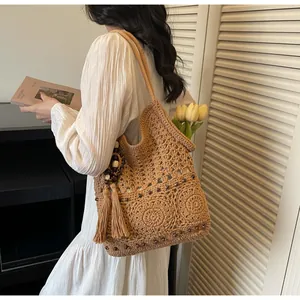 Detailansicht braune Häkeltasche mit Holzperlen und Quaste für den Strandurlaub