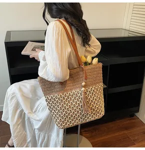 Détail du sac cabas tissé ajouré avec coutures contrastées et bandoulières en cuir