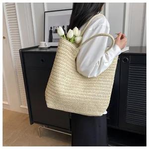 Détail d'un grand sac cabas en paille tissé à la main avec texture en fibre naturelle