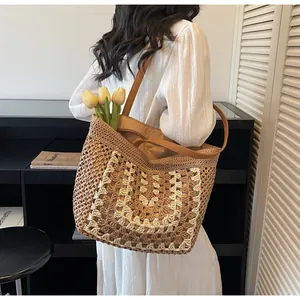 Détail du grand sac cabas tissé à la main montrant sa capacité et ses anses en cuir