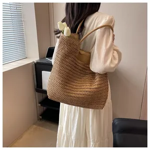 Grand sac cabas en paille marron avec poignées rondes et décoration de tulipe blanche