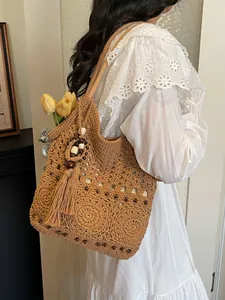 Große braune Stricktasche handgehäkelt mit Quasten und Perlen im Boho-Stil