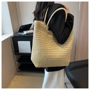 Vue détaillée du grand sac cabas tressé crème avec une texture de paille verticale