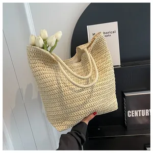 Détail du sac cabas beige tissé montrant la texture en maille et la doublure en tissu